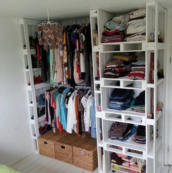 Guarda roupa branco de pallet