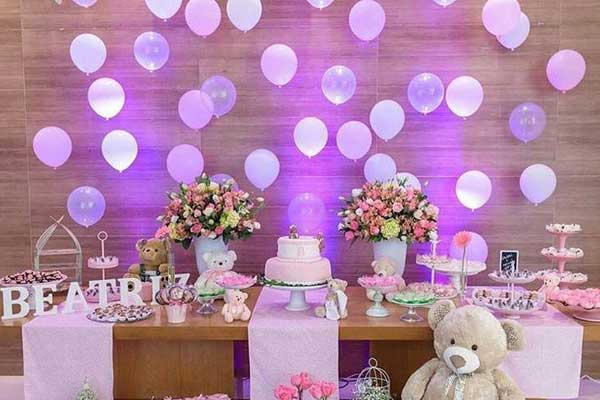 Balões de gás hélio flutuando na decoração de chá de bebê faça você mesmo