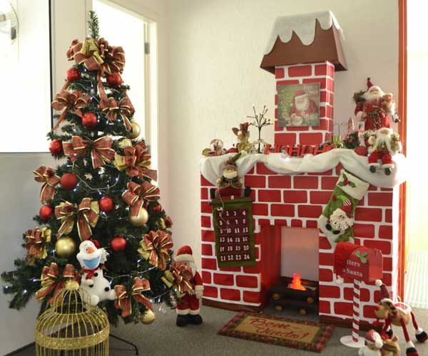 Decoração natal com lareira de papelão