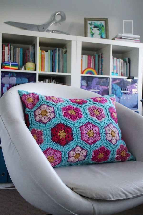 almofada com flor de croche