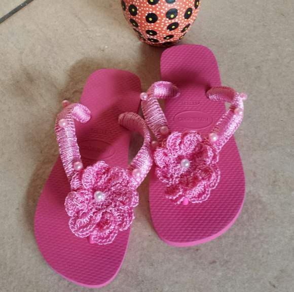 havaianas com flor de croche