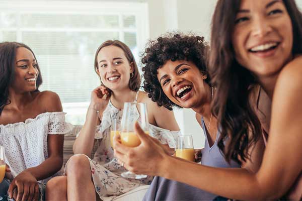 Jovens divertindo chá casa nova