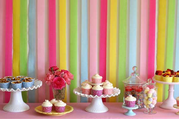 Painel para chá de bebê feito com papel crepom colorido