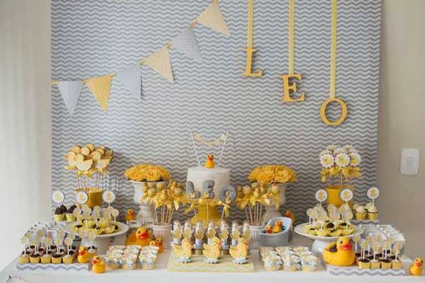 Painel para chá de bebê composto por letras e bandeirinhas penduradas