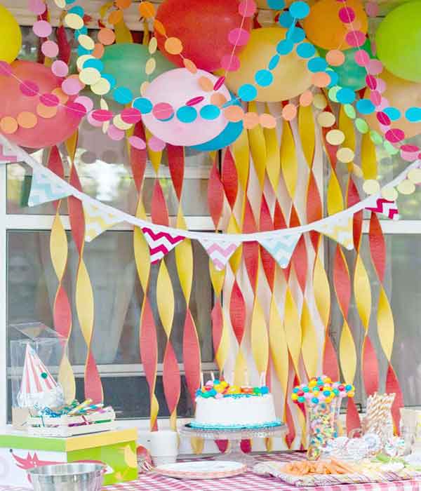 Cortina de papel crepom com bandeirinhas