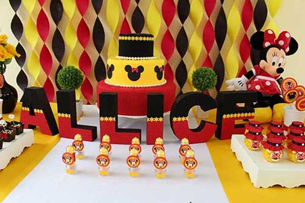 Cortina de papel crepom festa Minnie