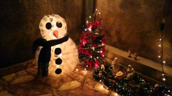 boneco de neve de copo descartável em presépio