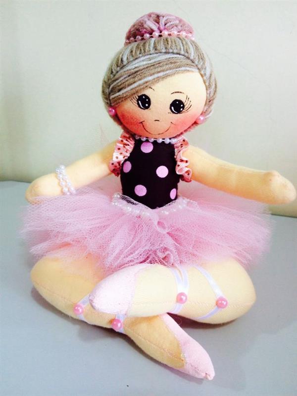 boneca de pano bailarina sentada