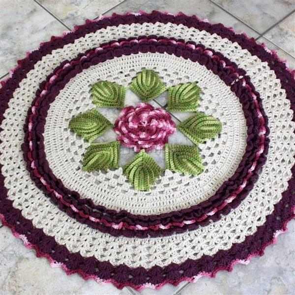 tapete de croche com flor no meio