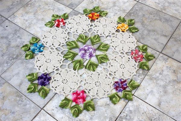tapete de croche com flores nas pontas