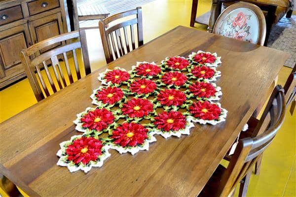 caminho de mesa de crochê vermelho