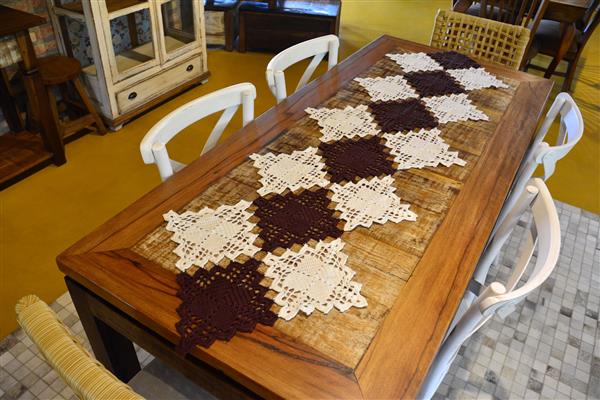 caminho de mesa com quadrados