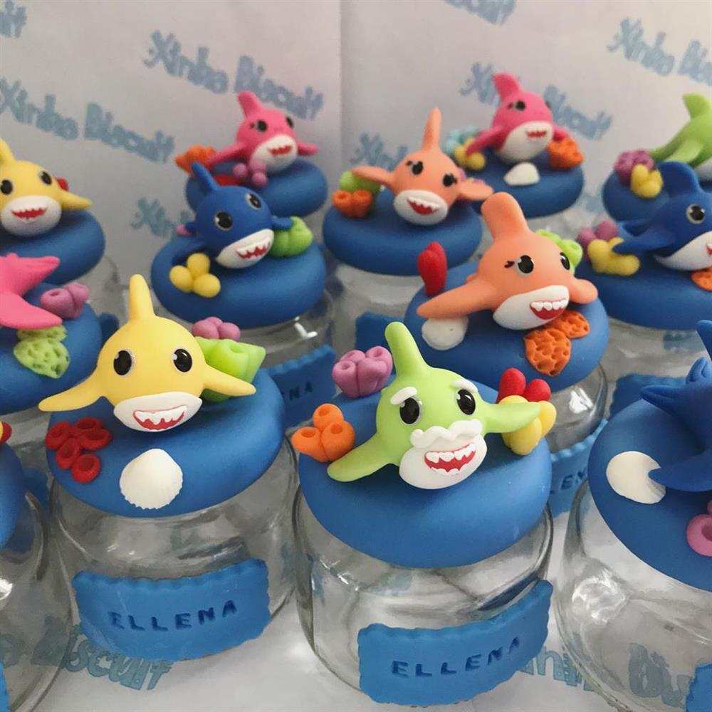 lembrancinhas baby shark em biscuit