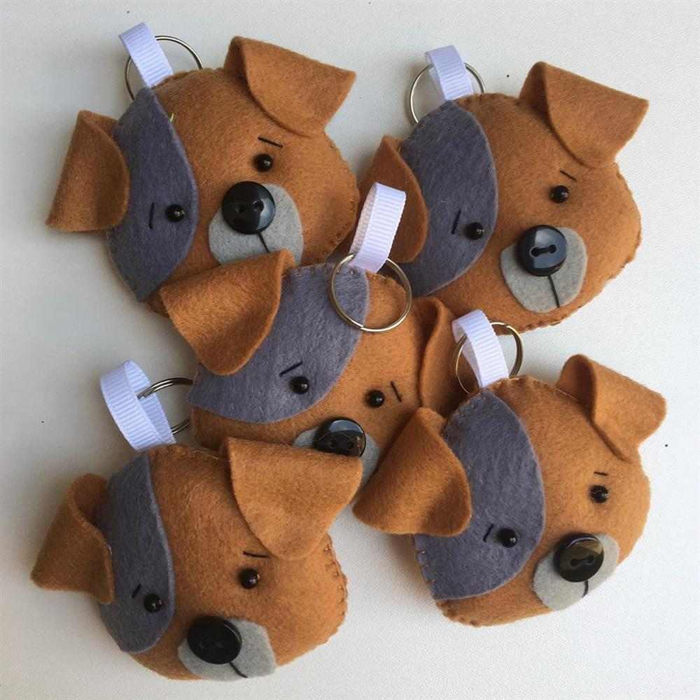 cachorro de feltro