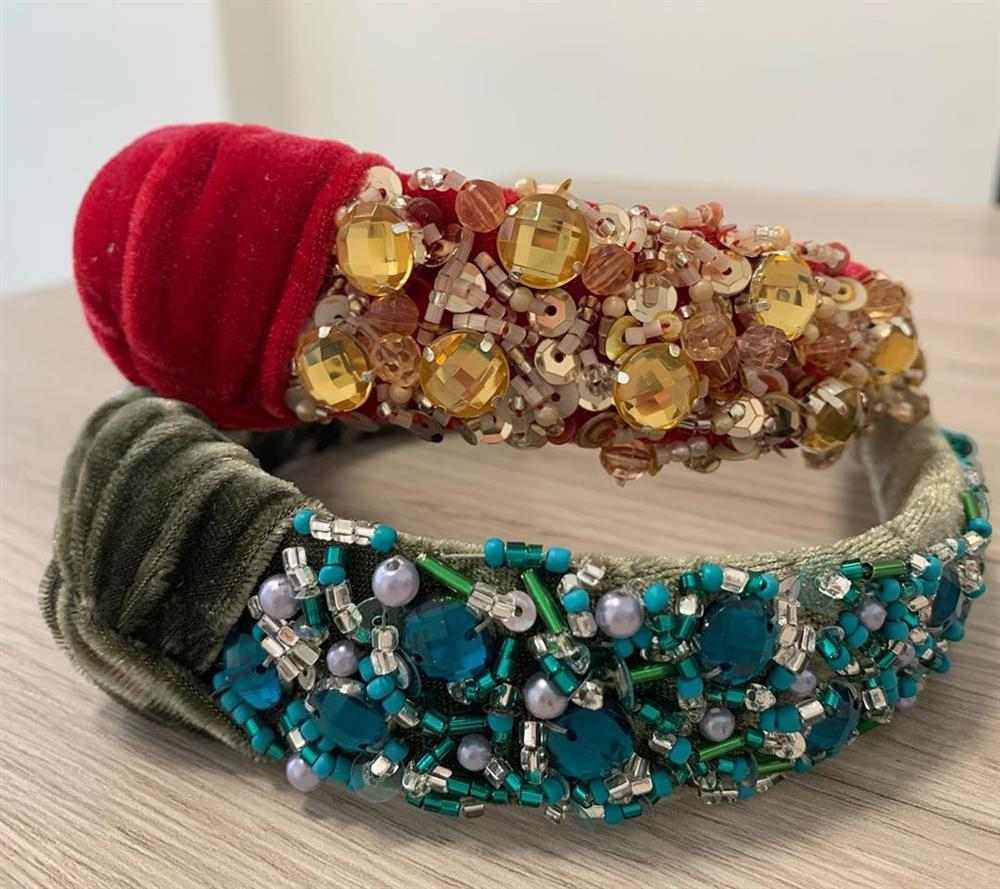 tiaras de veludo com pedraria