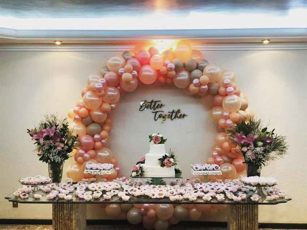 festa simples com arco desconstruido