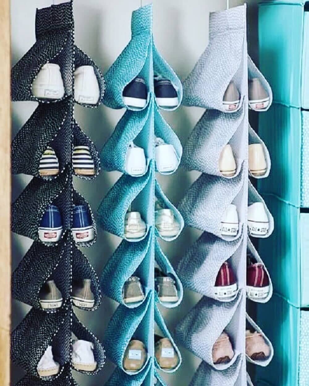 como organizar sapatos no guarda roupa pequeno