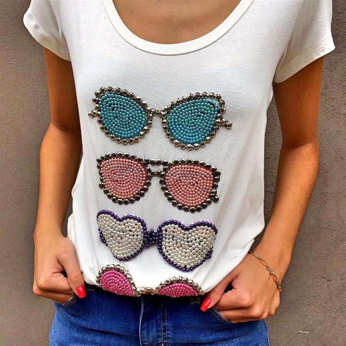 customizar camiseta com miçangas