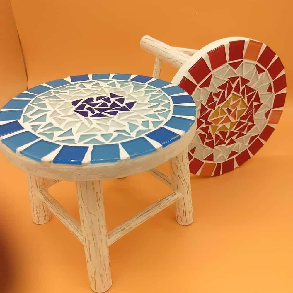 banquinhos decorados com azulejos