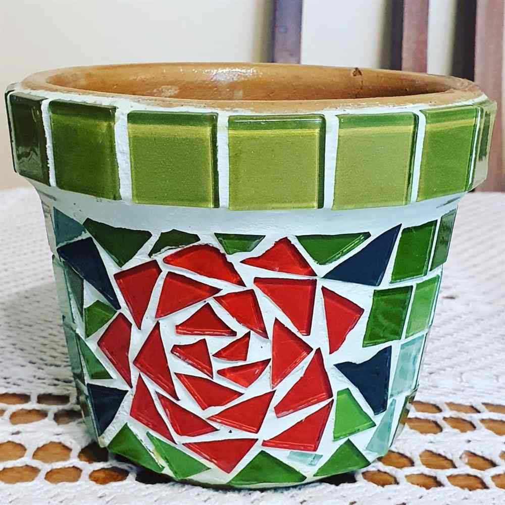 vasinhos de plantas em mosaico