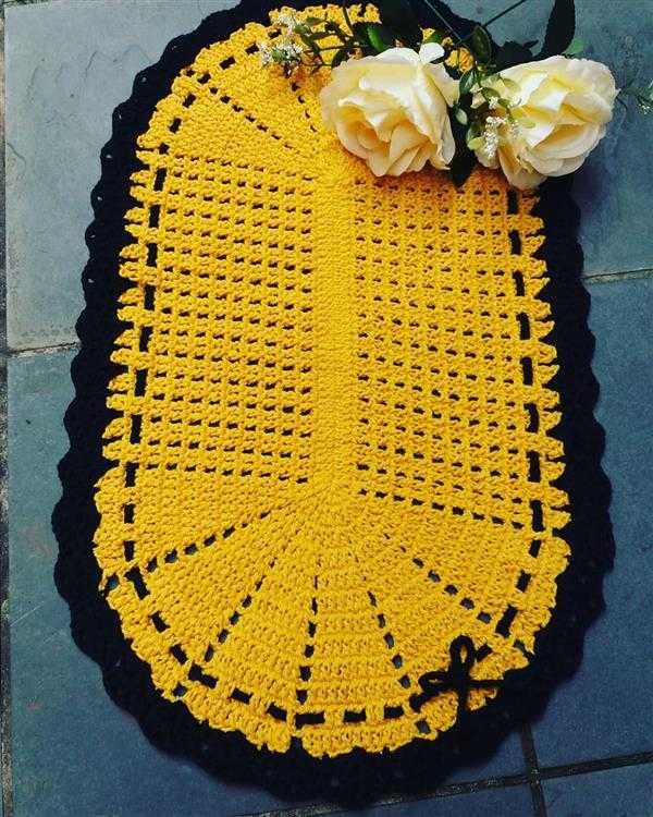 tapete de croche oval amarelo e preto