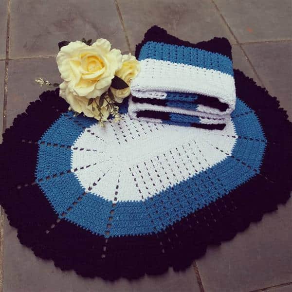 jogo de tapete de croche azul e preto