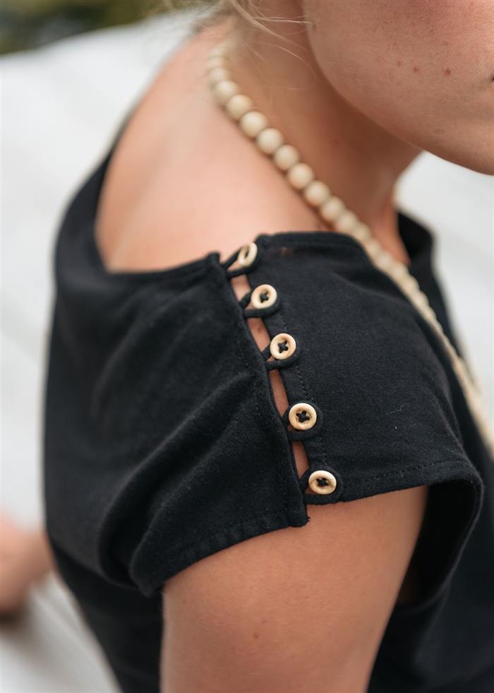 como customizar camisetas com criatividade com botao