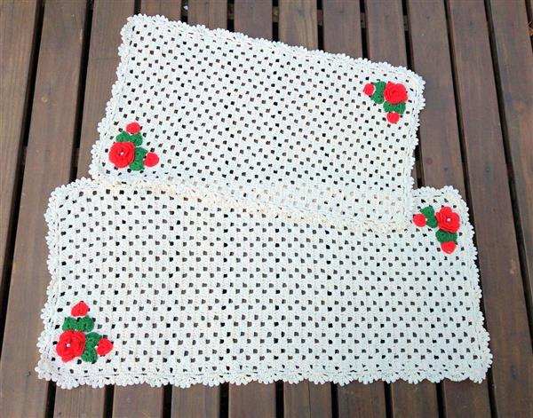 tapete de croche bege com flores