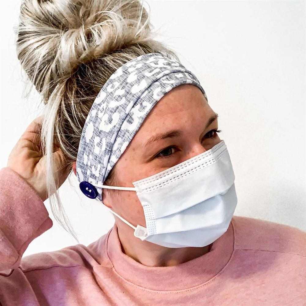 tiara com mascara de proteção