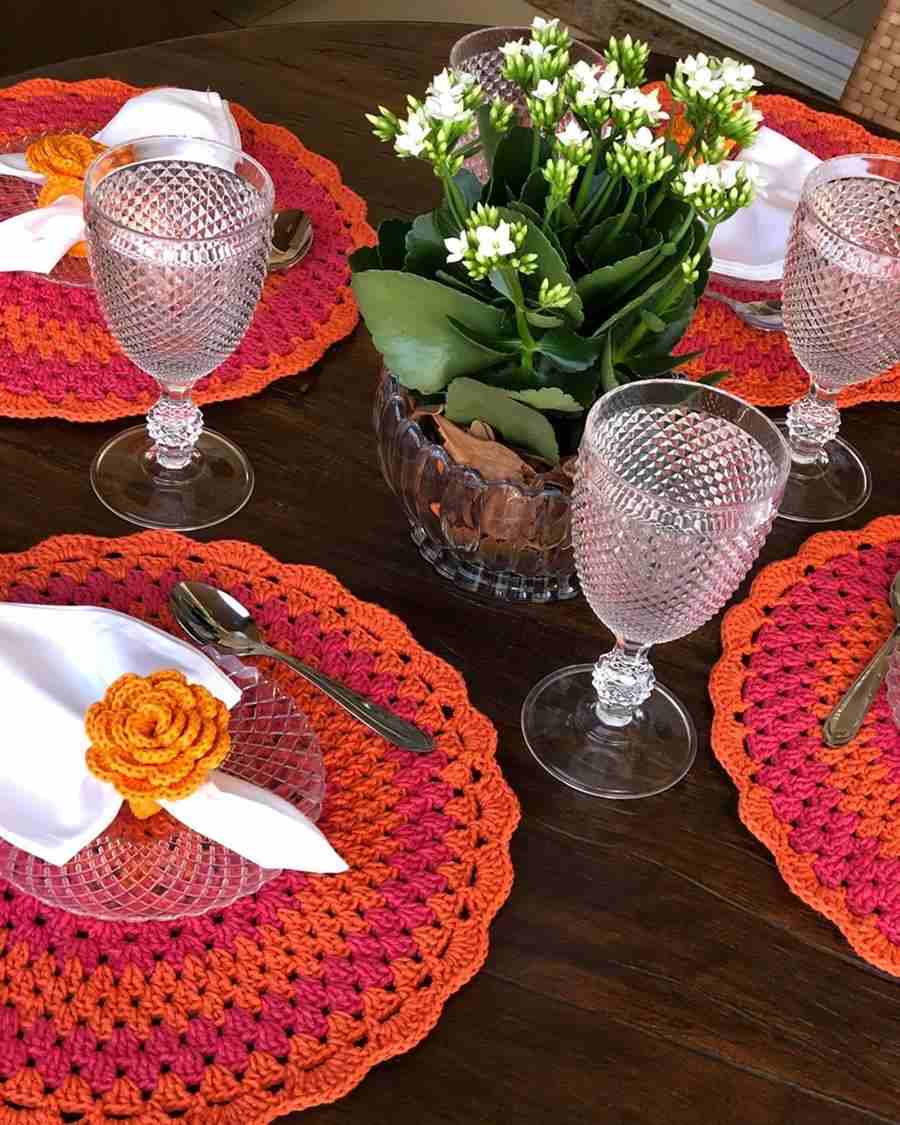 mesa posta com sousplat de croche laranja