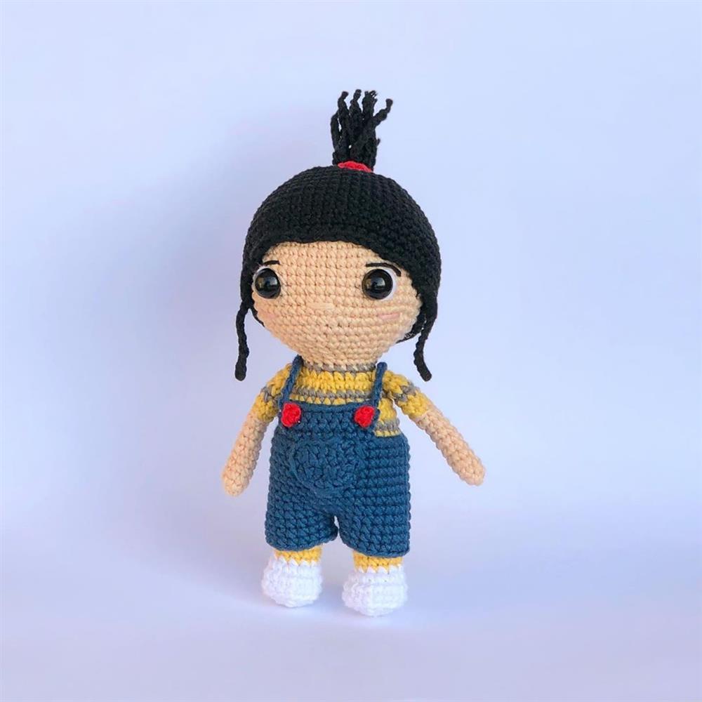 chaveiro de bonequinha amigurumi