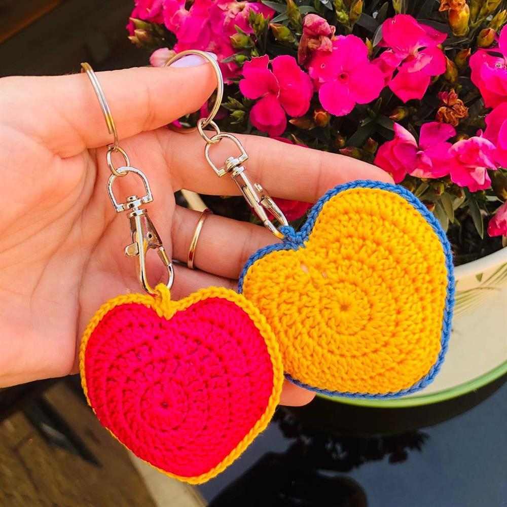 coração amigurumi de duas cores