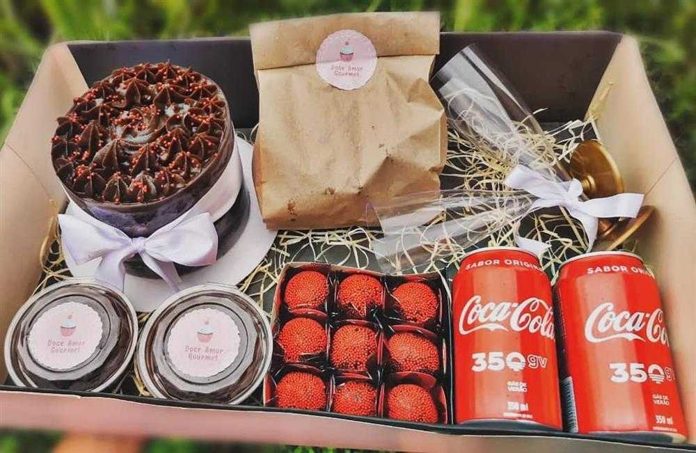 completa com doces e salgados