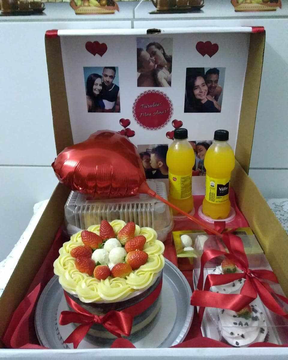 caixa decorada com fotos do casal
