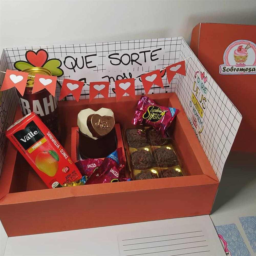 caixa com cerveja e suco