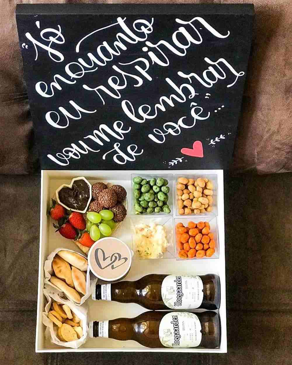 caixa com amendoim e frutas