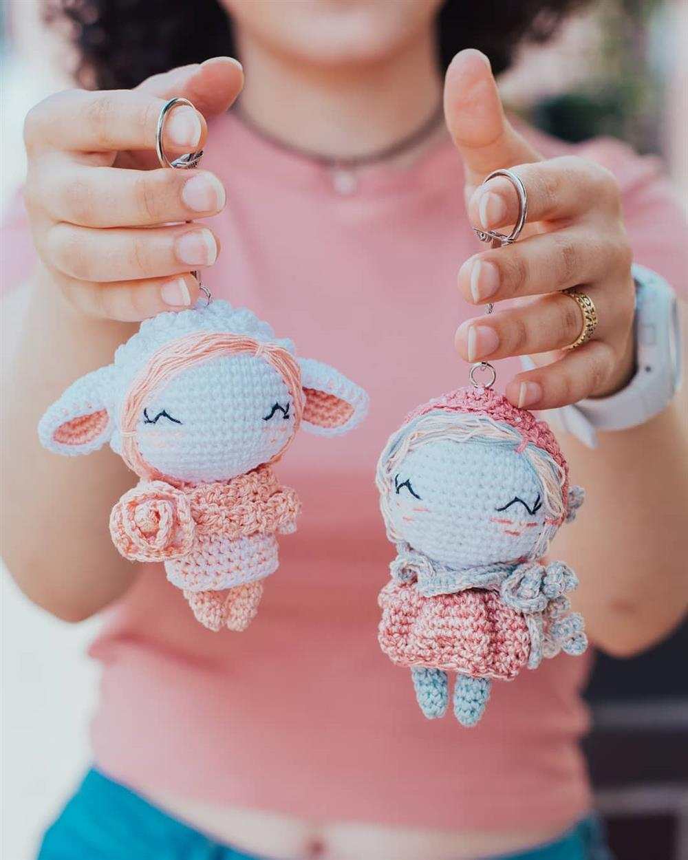 bichinhos de croche branco e rosa