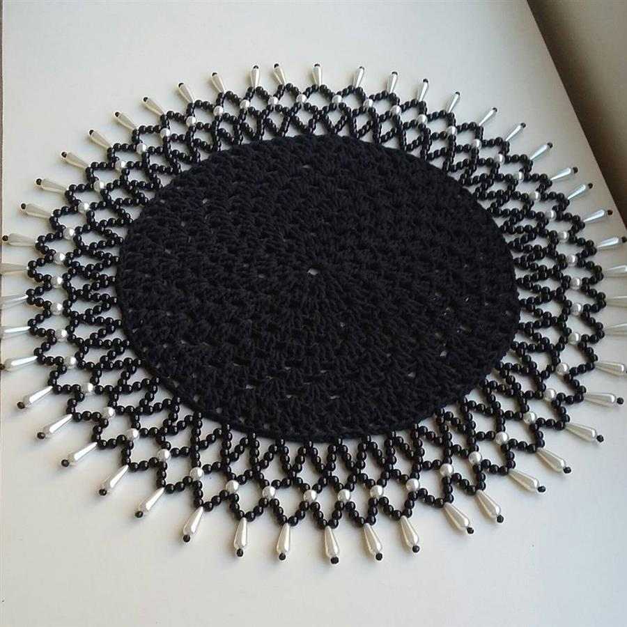 sousplat preto bordado com miçangas