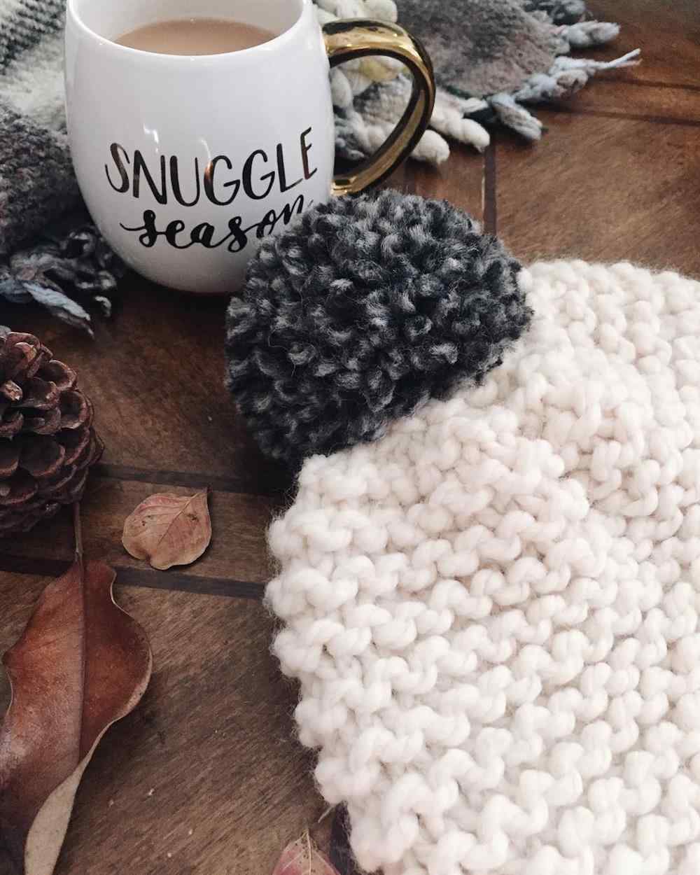 touca branca com pompom cinza