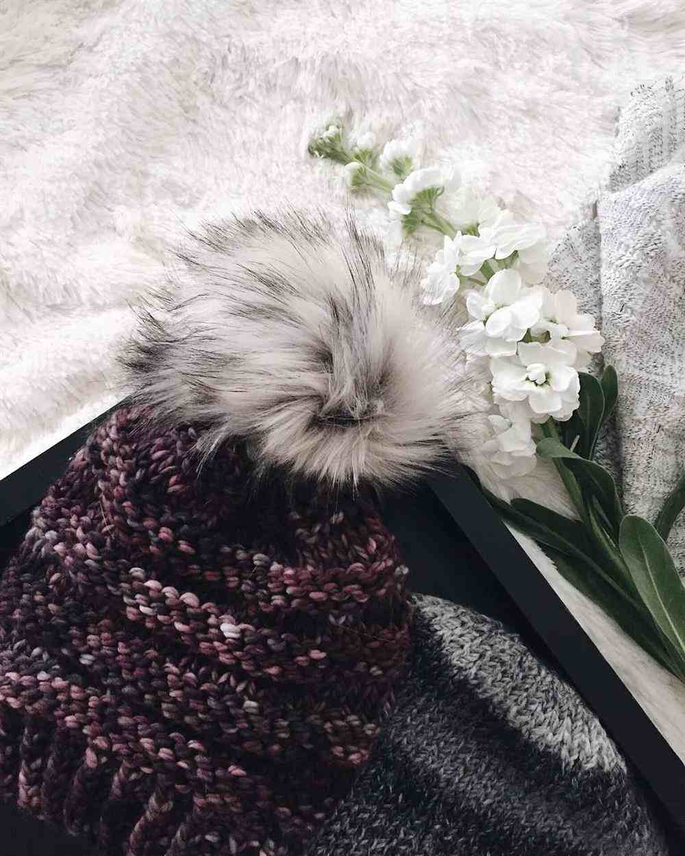 gorro roxo com pompom