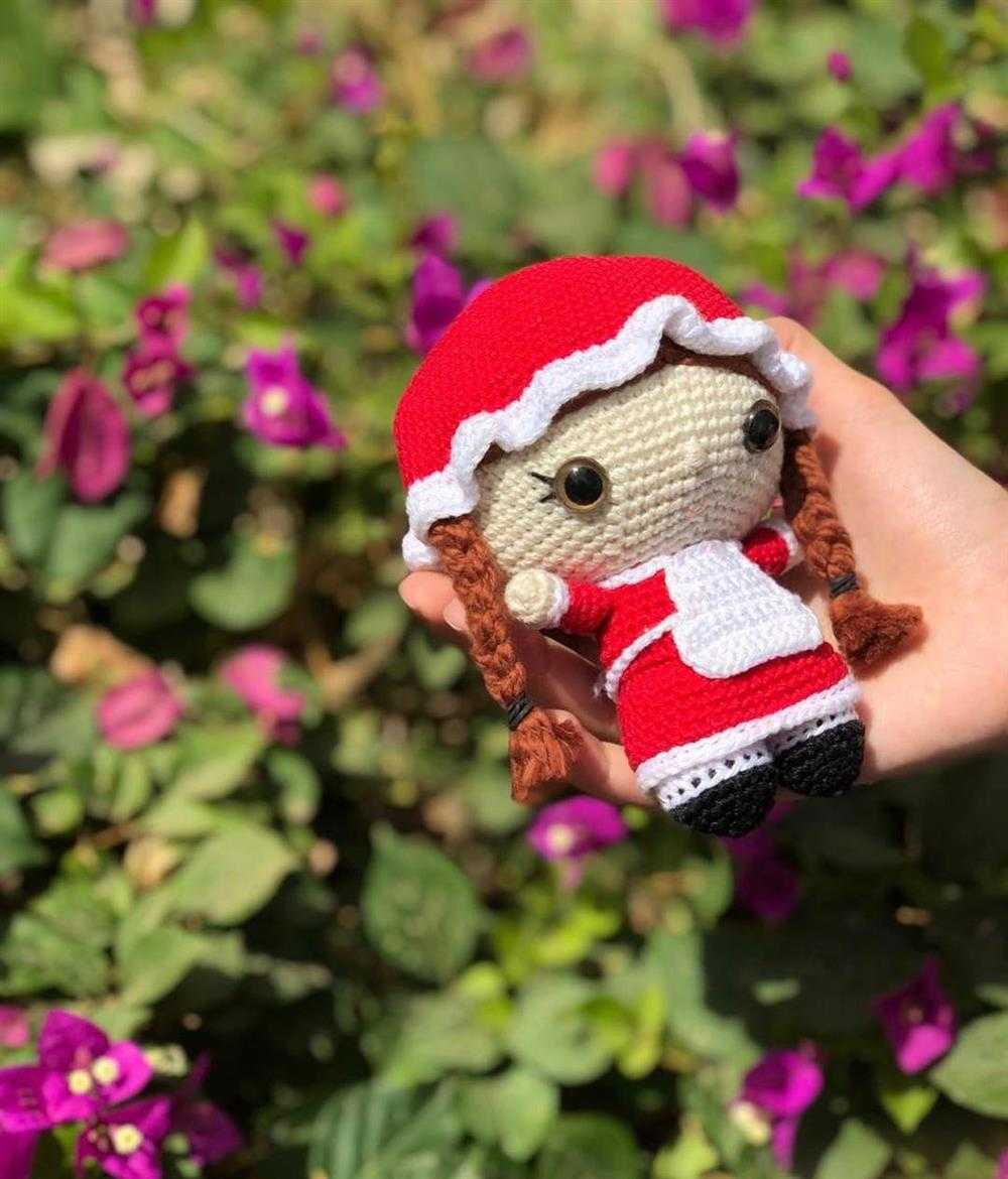 boneca amigurumi com chapeu