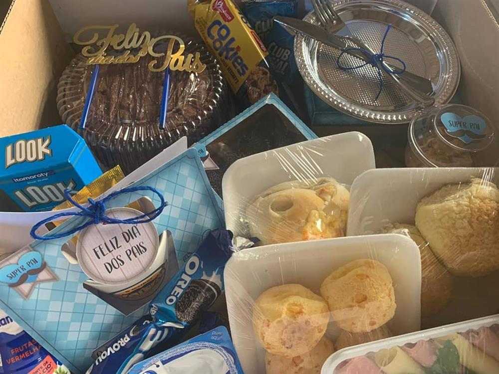 caixa com bolo de chocolate