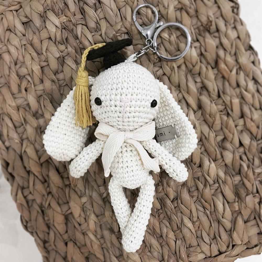 coelho amigurumi com chapeu de formatura