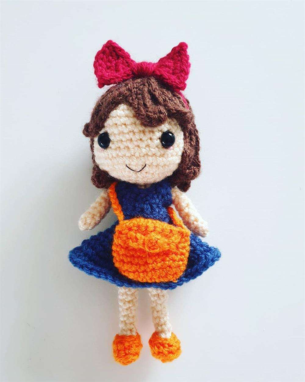 boneca amigurumi pequena