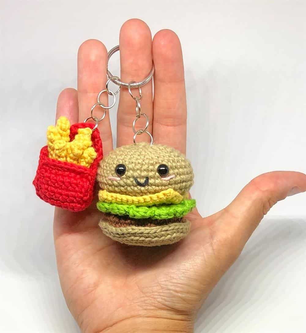 mini hambúrguer de crochê com batata frita