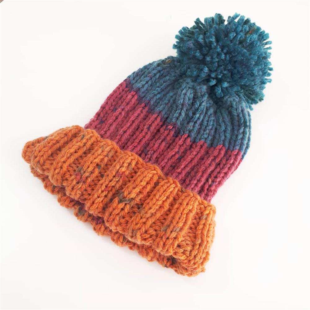 modelo listrado com pompom