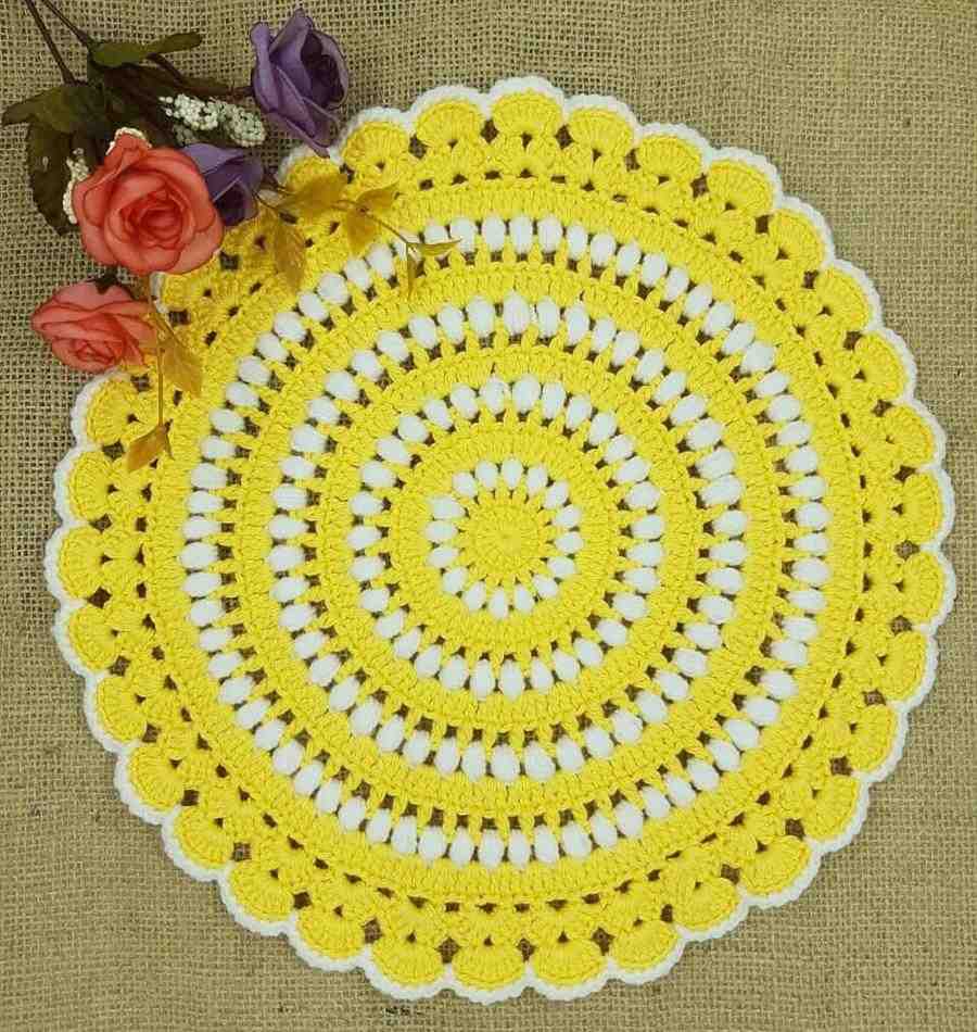 sousplat amarelo e branco