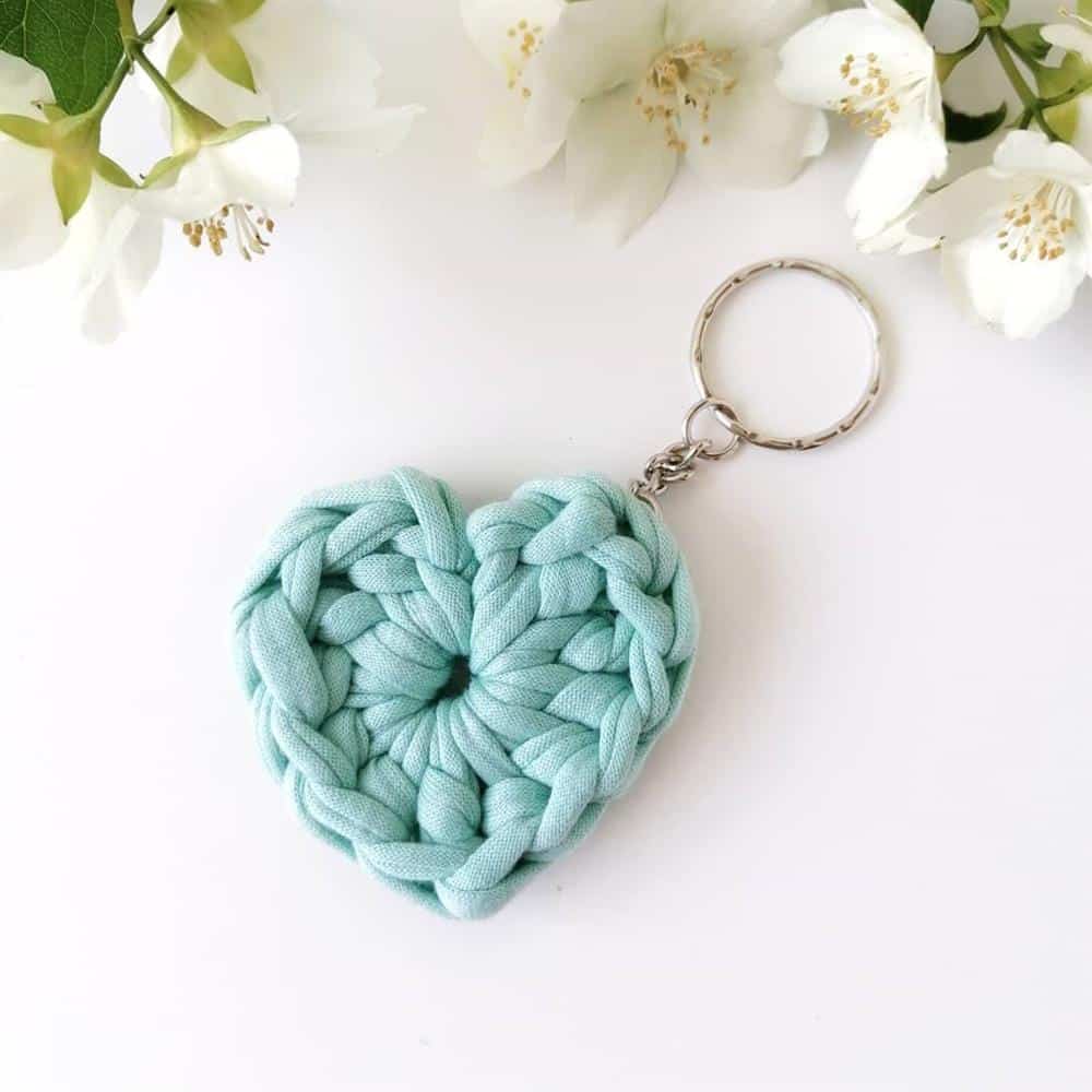 chaveiro coracao de croche com fio de malha