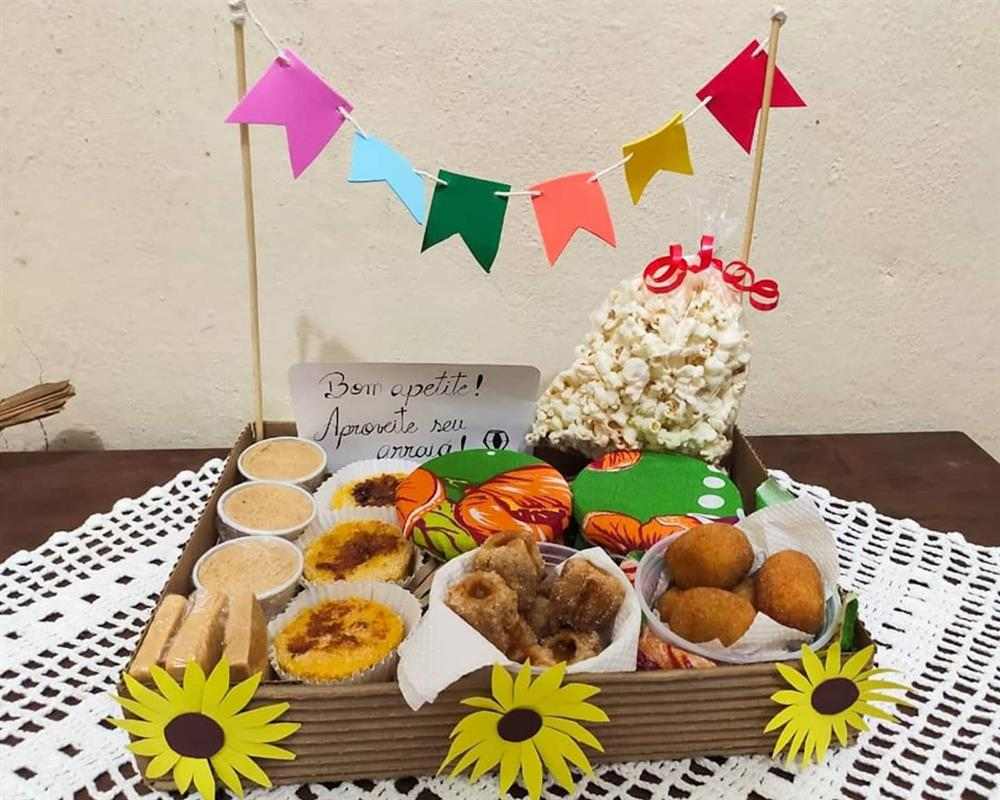 caixa decorada com bandeirinhas