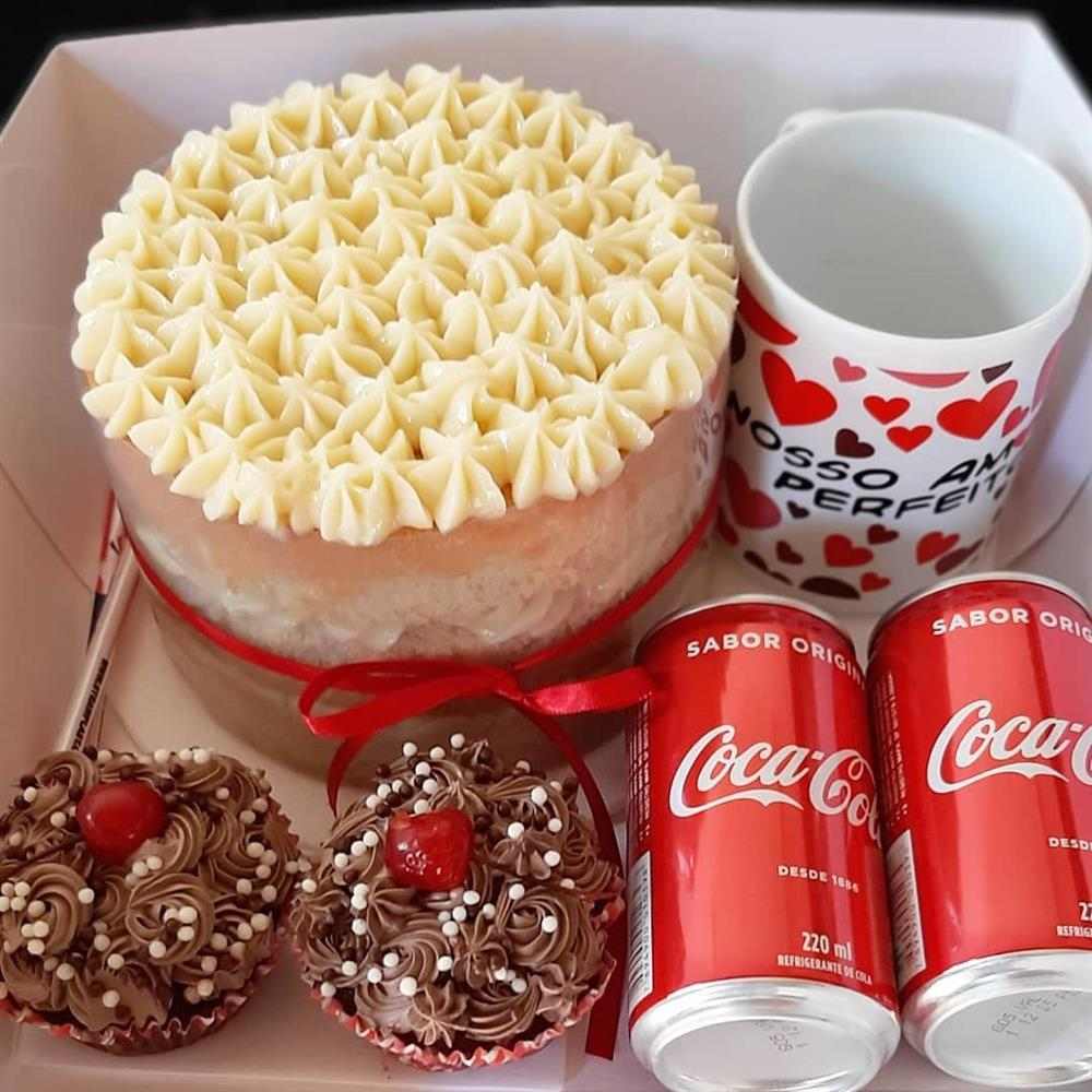 mini bolo decorado para festa na caixa